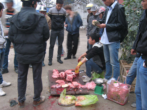 Xẻ[-]thịt[-]cá[-]sấu[-]bán[-]trên[-]vỉa[-]hè[-]6